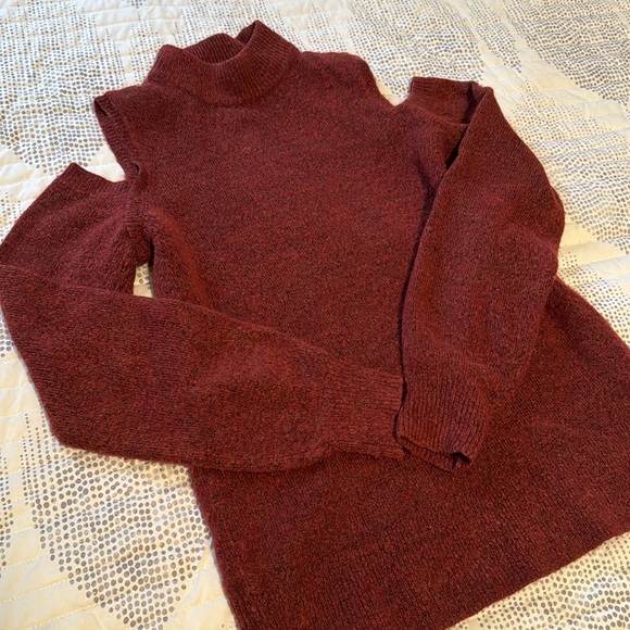 Mock Neck Cold Shoulder Pullover size XS - Picture 4 of 5